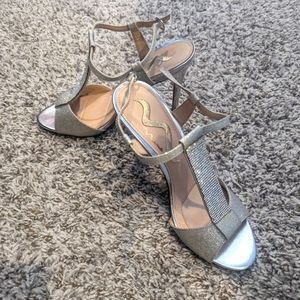Size 7 Nina silver heels